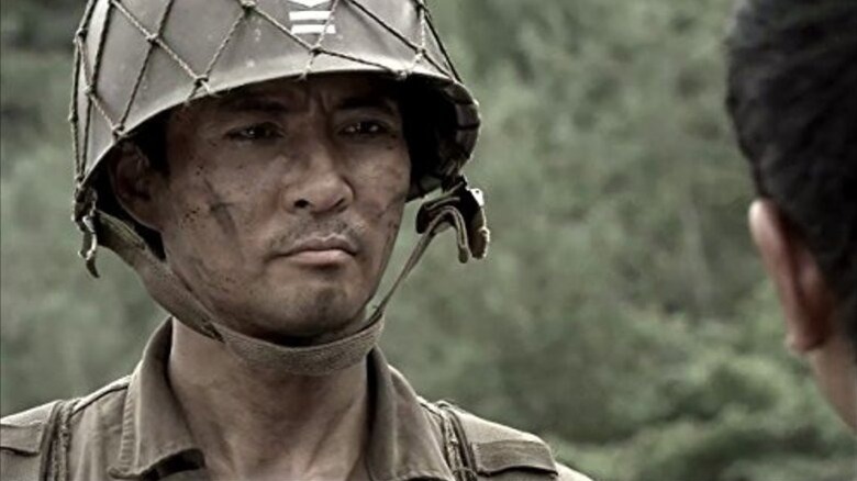 A dirtied Lee Hyeon-joong (Choi Soo-jong) stands in war gear in Legends of the Patriots