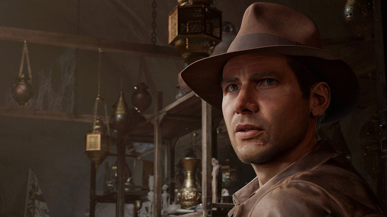 Indiana parece surpresa cercada por relíquias em Indiana Jones e o Grande Círculo