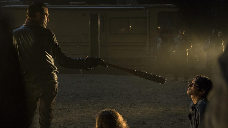 ది వాకింగ్ డెడ్ - నెగాన్ గ్లెన్‌ని లూసిల్‌ని అతని ముఖంలోకి చూపించి చనిపోవడానికి ఎంచుకున్నాడు