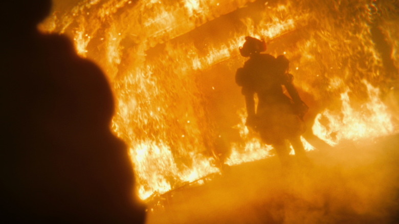 బిల్ స్కార్స్‌గార్డ్ యొక్క పెన్నీవైస్ బ్లాక్ స్పాట్ బార్‌లో మంటల్లో నిల్చున్నాడు ఇట్ వెల్‌కమ్ టు Derry.jpg