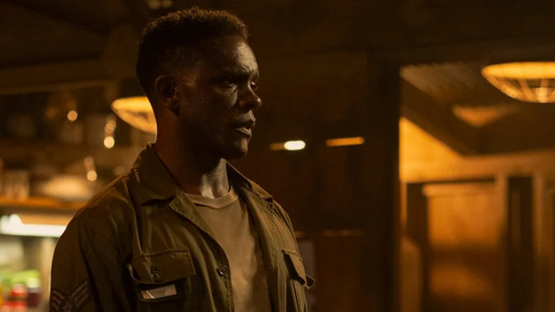 క్రిస్ చాక్ యొక్క డిక్ హలోరాన్ ఇట్ వెల్ కమ్ టు డెర్రీలో మసక వెలుతురు ఉన్న గదిని చూస్తున్నాడు