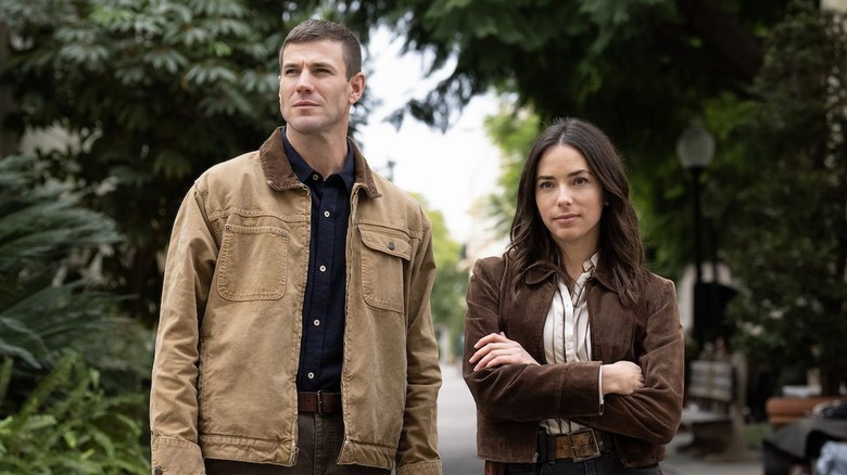 Gibbs de pé ao lado de Lala com NCIS: Panic