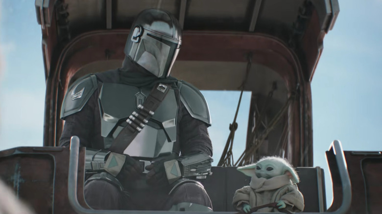 पेड्रो पास्कलचे दिन डजारिन आणि ग्रोगु मँडलोरियन आणि ग्रोगुमध्ये वॅगनवर स्वार होत आहेत