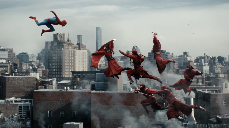 Spider-Man de Tom Holland La mano de Spider-Man salta hacia un equipo de ninjas de Brand New Day.