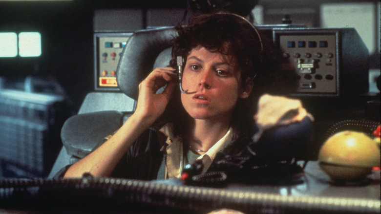 Sigourney Weaver como Ellen Ripley nos controles da nave espacial Nostromo em Alien
