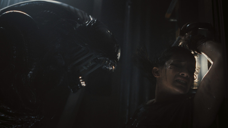 Cailee Spaeny como Rain Carradine se afastando de um xenomorfo mortal em Alien: Romulus