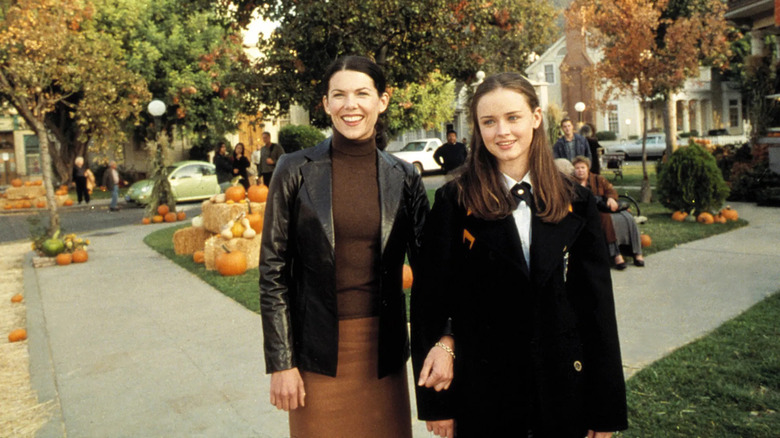 Lauren Graham como Lorelai y Alexis Bledel como Rory Gilmore en la plaza de Stars Hollow en Gilmore Girls