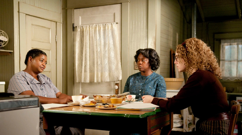 Minny Aibilieen and Skeeter talking at a kitchen table in The Help