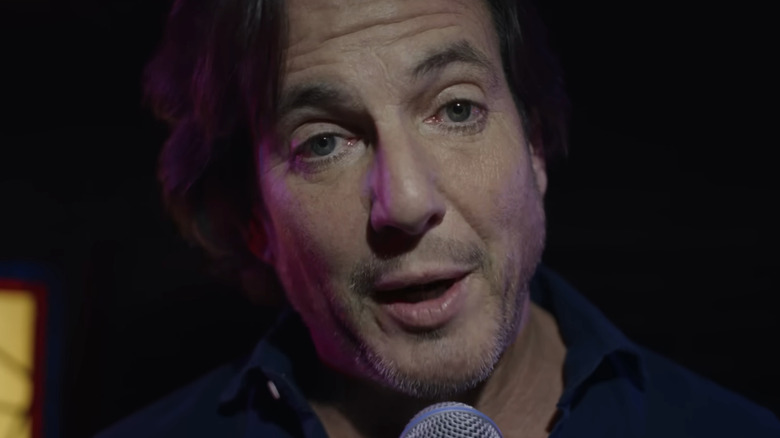 Alex (Will Arnett) doet stand-up in een close-up in Is This Thing On?