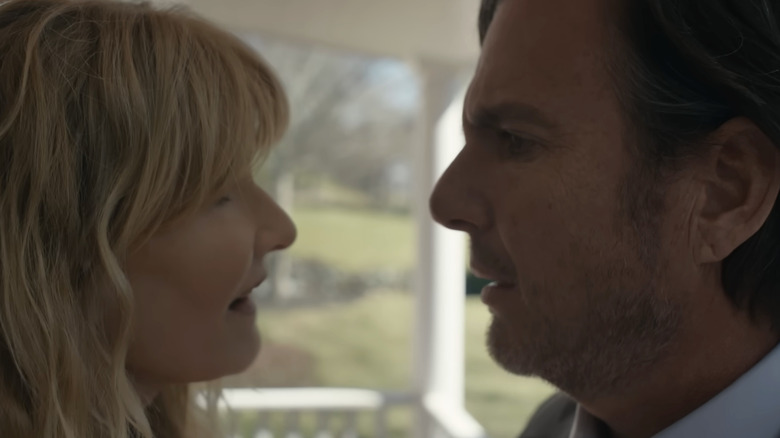 Tess (Laura Dern) en Alex (Will Arnett) maken ruzie op hun veranda in Is This Thing On?