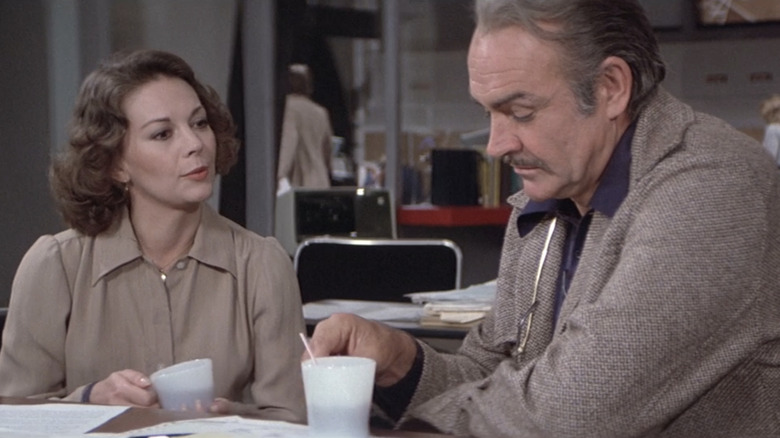 Dr. Paul Bradley van Sean Connery zit naast Tatiana Donskaya van Natalie Wood in Meteor