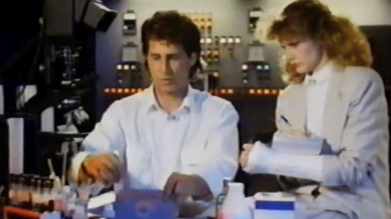 Austin James en Mickey Castle bekijken bewijsmateriaal in Probe