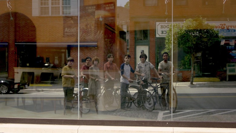 லூசர்ஸ் கிளப் அதன் கடை சாளரத்தில் தங்கள் இளைய பிரதிபலிப்பைப் பார்க்கிறது: அத்தியாயம் இரண்டு