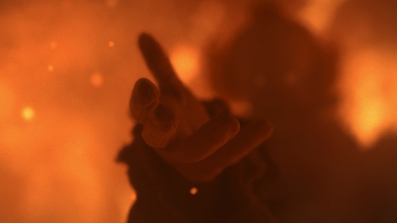 Pennywise strekt zijn hand uit in schijnaltriusm tijdens het vuur in It: Welcome to Derry