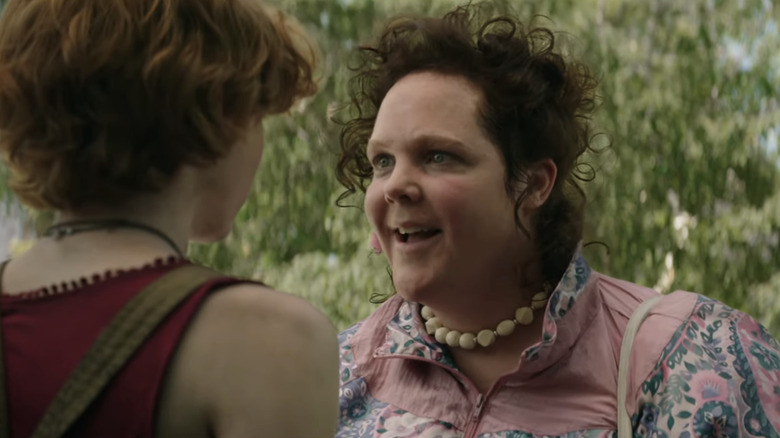 Molly Atkinson as Sonia Kaspbrak talks threateningly to Sophia Lillis as Beverly in It