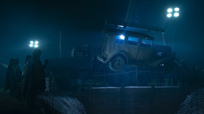 இட் வெல்கம் டு டெர்ரியில் ஒரு கார் தரையிலிருந்து இராணுவத்தால் தோண்டி எடுக்கப்பட்டது