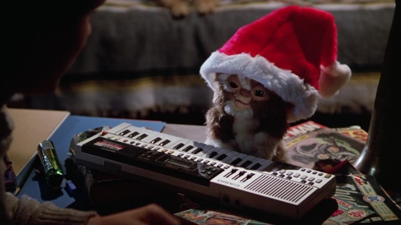 கிஸ்மோ மோக்வாய் கீபோர்டை வாசித்து, கிரெம்லின்ஸில் சாண்டா தொப்பியை அணிந்துள்ளார்