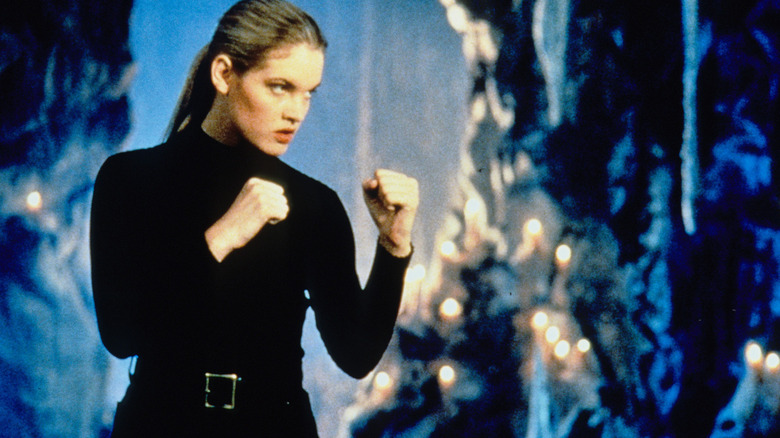 Sonya in fighting position in Mortal Kombat