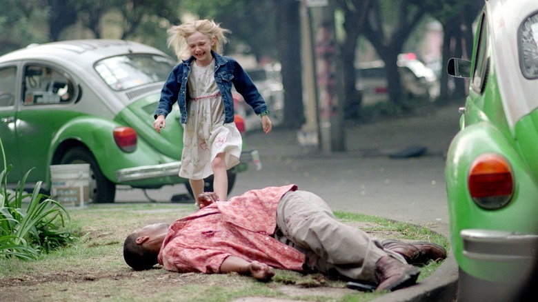 Pita running towards Creasy on the ground in Man on Fire