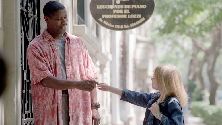 Pita handing a flower to Creasy in Man on Fire