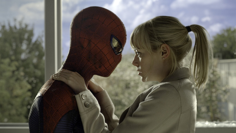 Spider-Man and Gwen about to kiss in The Amazing Spider-Man