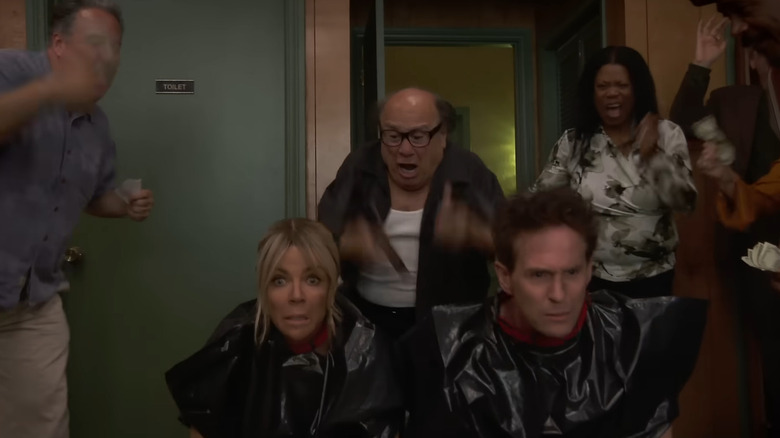 Kaitlin Olson como Dee, Danny Devito como Frank y Glenn Howerton como Dennis en It's siempre soleado en Filadelfia