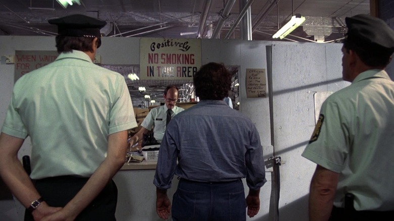 జాన్ బెలూషి ది బ్లూస్ బ్రదర్స్‌లో జైలు నుండి బయలుదేరిన జేక్ బ్లూస్‌గా