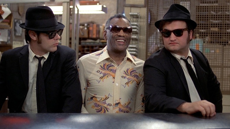 Dan Aykroyd als Elwood Blues tegenover Ray Charles Jr. met John Belushi als Jake Blues in The Blues Brothers