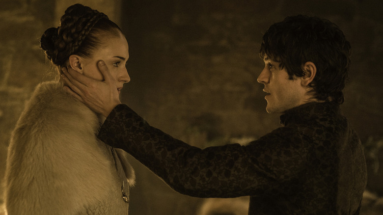 Iwan Rheon als Ramsay Bolton streelt het gezicht van Sophie Turner als Sansa Stark in Game of Thrones
