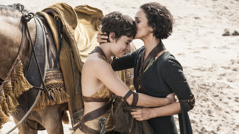 Rosabell Laurenti Sellers als Tyene Sand omhelst Indira Varma als Ellaria Sand in een woestijn in Game of Thrones