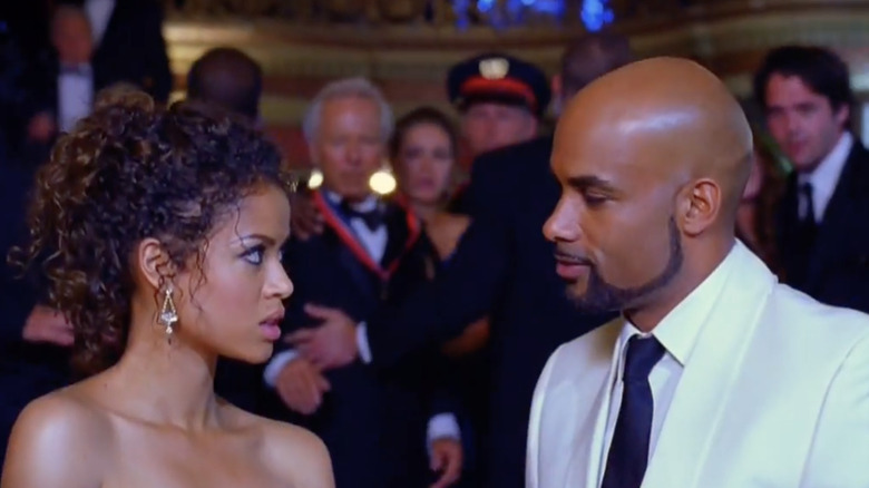Gugu Mbatha-Raw als Samantha Bloom en Boris Kodjoe als Steven Bloom zijn glamoureus op een feestje in Undercovers