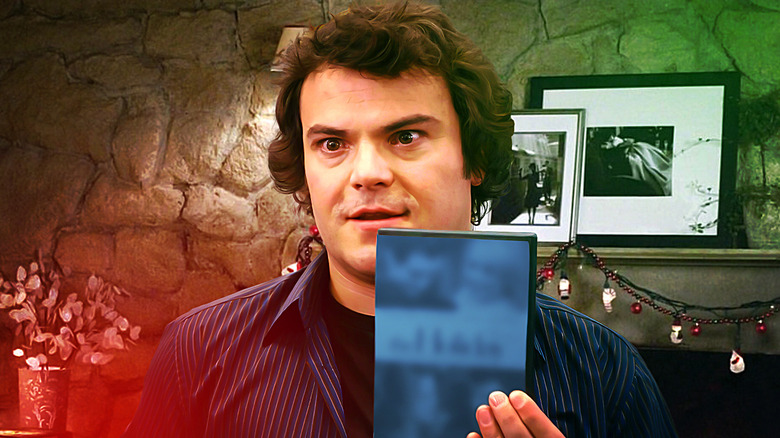 Miles Dumont, de Jack Black, segura um DVD de The Holiday com a capa desfocada