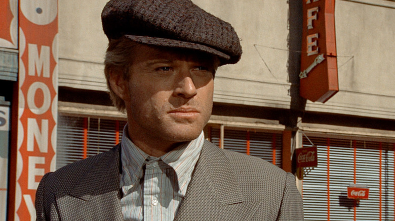 Robert Redford parece severo como Johnny Hooker no Sting