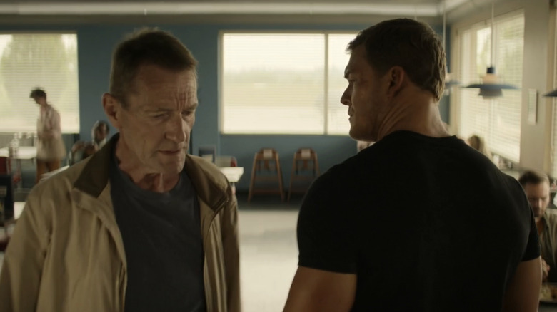 Alan RItchson's Jack Reacher walks past Lee Child in a diner in Reacher