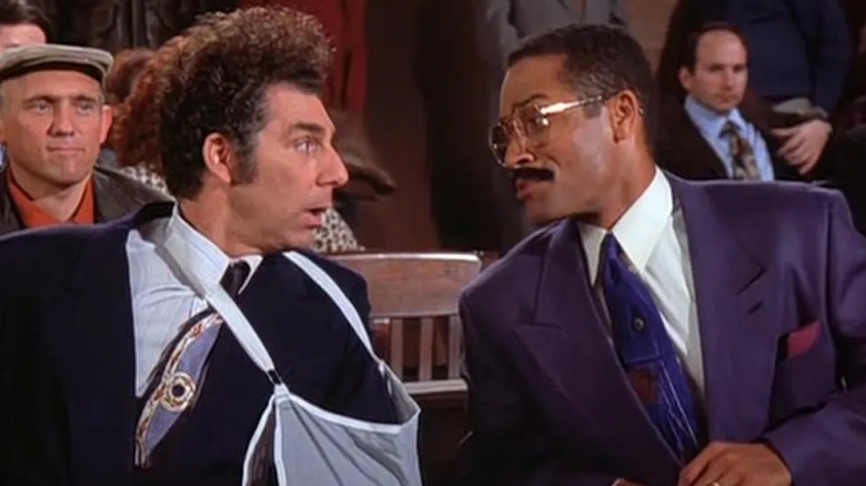 Michael Richards in the role of Cosmo Kramer and Mores in the role of Jackie Chilis in a dispute in Sinfield