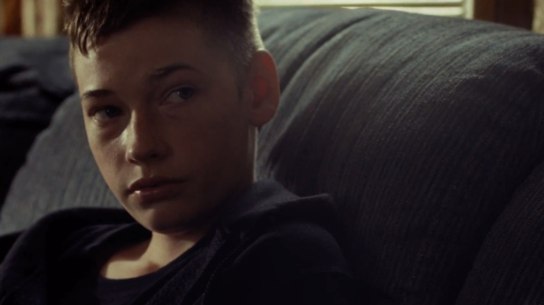 జాకబ్ లోఫ్‌లాండ్ యొక్క ఓవెన్ బ్రిగ్స్ చిన్న ప్రమాదాలలో మంచం మీద కూర్చున్నప్పుడు అతని ఎడమ వైపు చూస్తున్నాడు