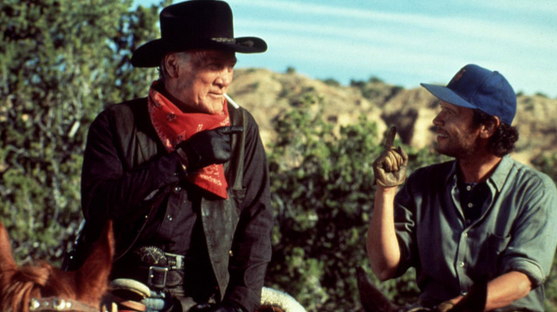 Jack Palance als Curly op zijn paard naast Billy Crystal als Mitch in City Slickers