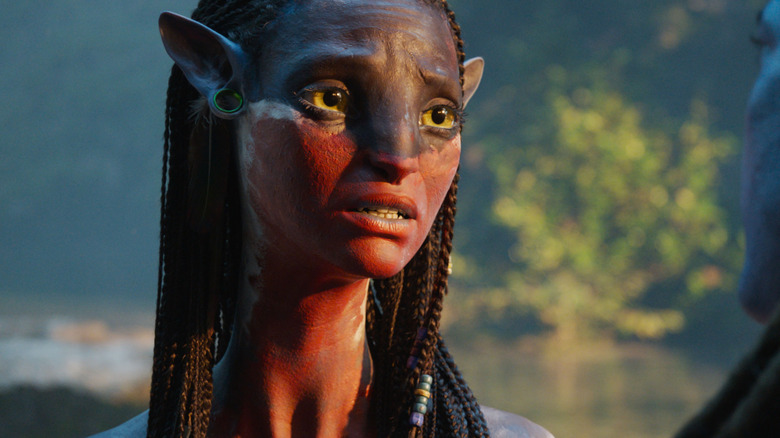 Zoe Saldana as Neytiri with a sad look on her face in Avatar: Fire and Ash