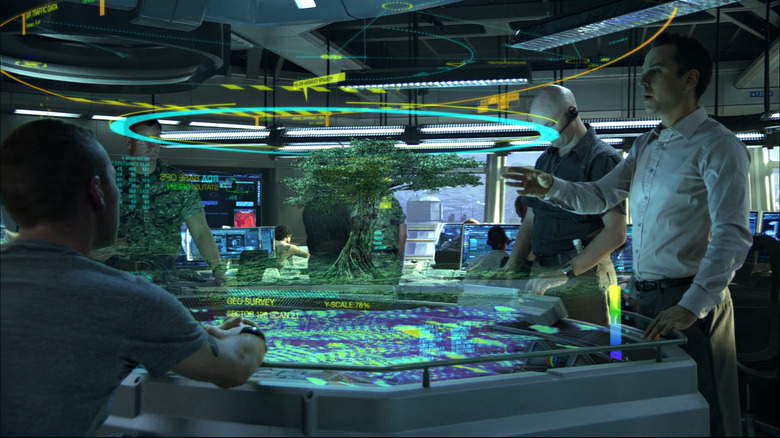 Sam Worthington Giovanni Ribisi look at map Avatar