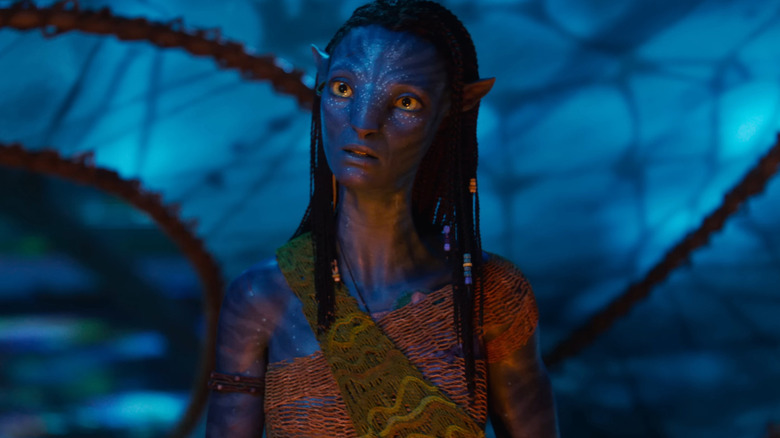 Zoe Saldaña's Neytiri looking inquisitive in Avatar: The Way of Water