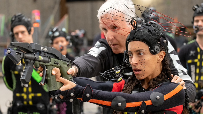 James Cameron regisseert Oona Chaplin in een motion-capture-pak als Varang in een still achter de schermen van Avatar: Fire and Ash