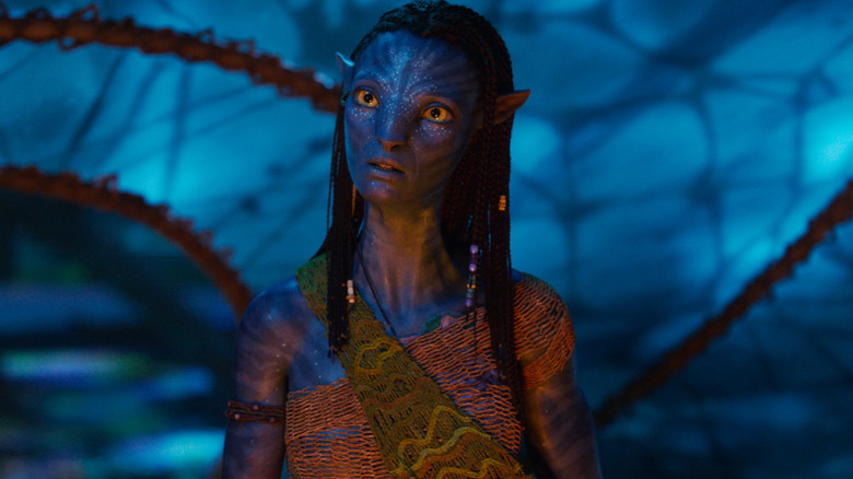Zoe Saldaña as Neytiri with her head crooked to the side in Avatar: Fire and Ash