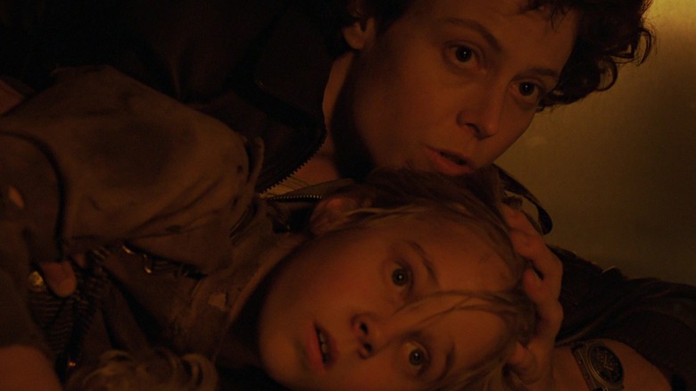 Ellen Ripley op de vloer met Newt in Aliens