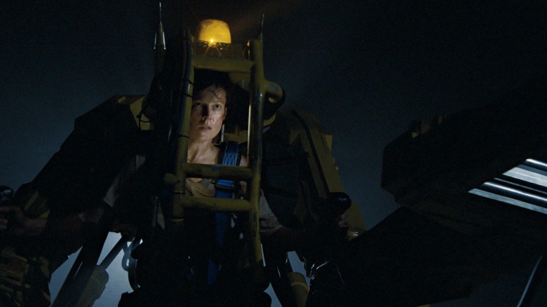 Ellen Ripley in een powerloader-pak in Aliens