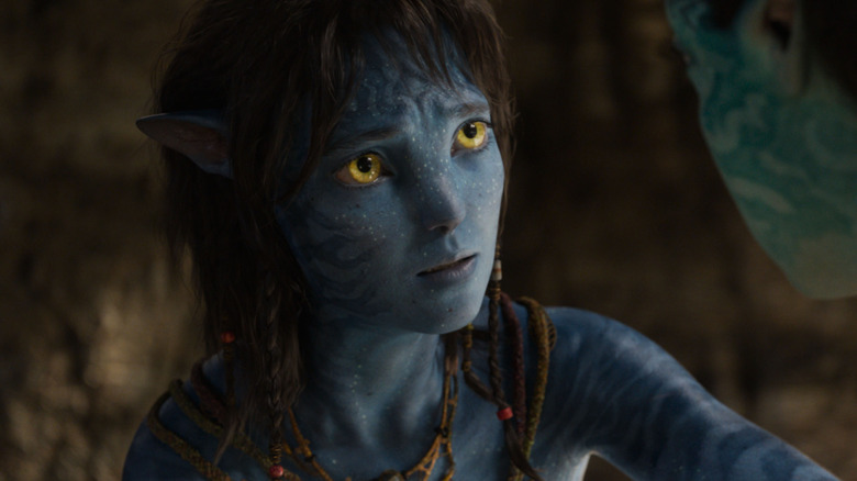 Kiri kijkt bezorgd op in Avatar: Fire and Ash