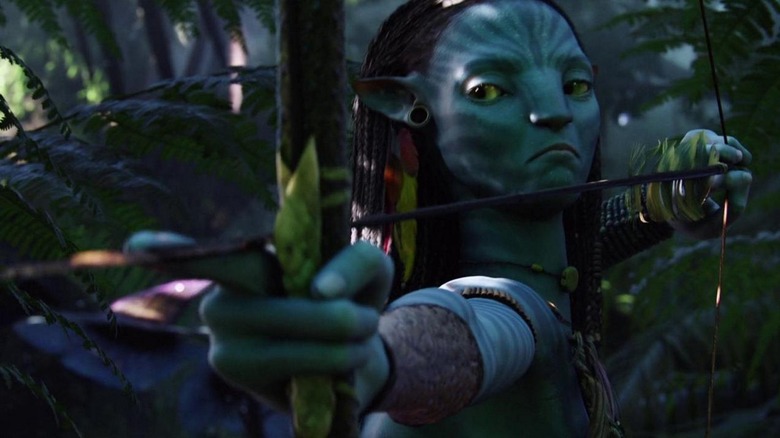 Neytiri aims her bow in Avatar