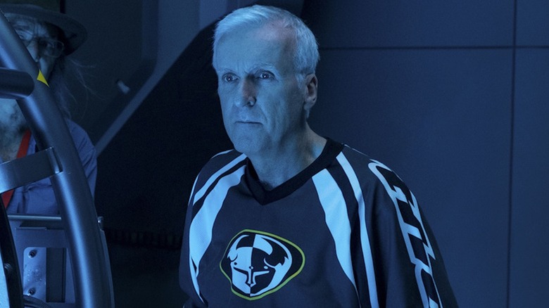 அவதார்: தி வே ஆஃப் வாட்டர் படத்தின் தொகுப்பில் ஜேம்ஸ் கேமரூன்