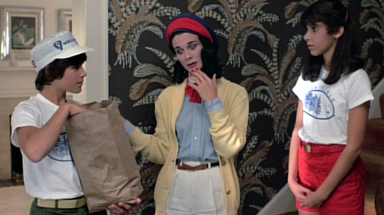 Desiree Gould como la tía Martha usa una boina en Sleepaway Camp