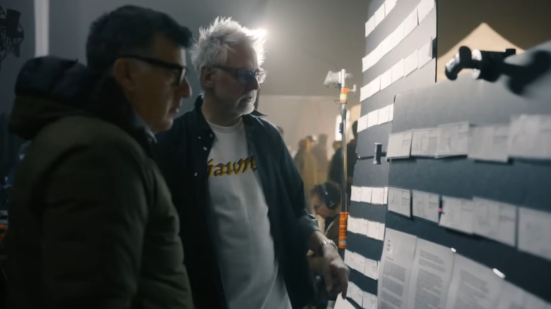 జేమ్స్ గన్ సూపర్‌మ్యాన్ తెర వెనుక స్టోరీబోర్డులను చూస్తున్నాడు