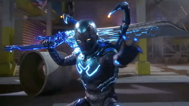 Jaime Reyes segura uma espada gigante em besouro azul